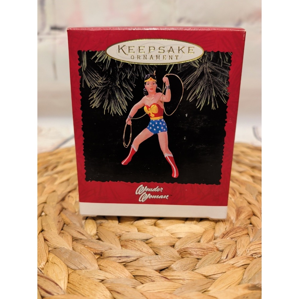 Vintage  HALLMARK KEEPSAKE CHRISTMAS TREE ORNAMENT "WONDER WOMAN" DC Comics